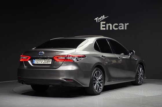 Toyota Camry 2.5 XLE Hybrid — пробег 65 613 км — фото 2 из 5