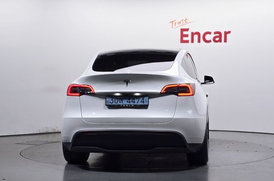 Tesla Model Y Standard Range RWD — пробег 28 695 км — фото 4 из 5