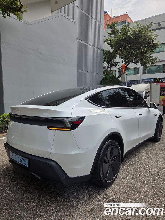 Tesla Model Y Premium RWD — пробег 600 км — фото 3 из 5