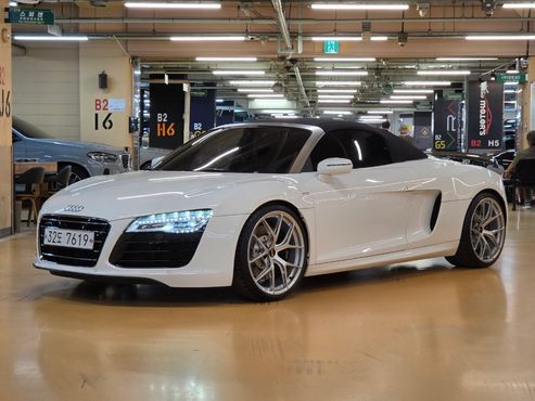 Audi R8 5.2 V10 Spyder — пробег 49 000 км — фото 2 из 5