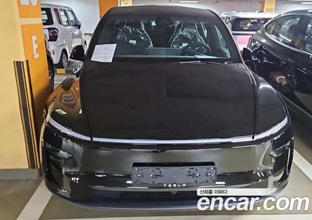 Tesla Model Y L Long Range AWD — пробег 1 км — фото 1 из 5