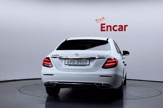 Mercedes-Benz E-Class E220d 4MATIC Avantgarde — пробег 60 674 км — фото 4 из 5