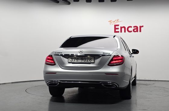 Mercedes-Benz E-Class E220d 4MATIC Exclusive — пробег 107 226 км — фото 4 из 5