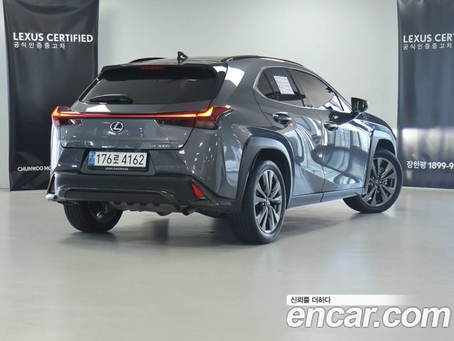 Lexus UX 2.0 F-Sport 2WD — пробег 4 358 км — фото 2 из 5