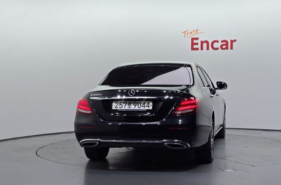 Mercedes-Benz E-Class E220d Avantgarde — пробег 94 671 км — фото 4 из 5