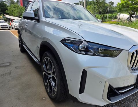 BMW X5 xDrive 50e M Sport — пробег 780 км — фото 4 из 5