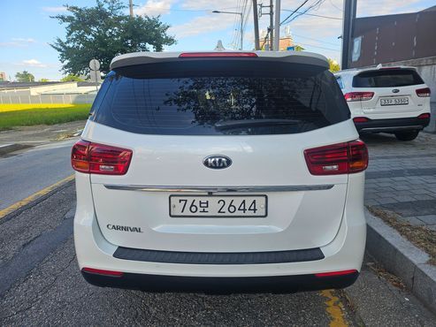 Kia Carnival 11-Seater Deluxe — пробег 133 804 км — фото 4 из 5