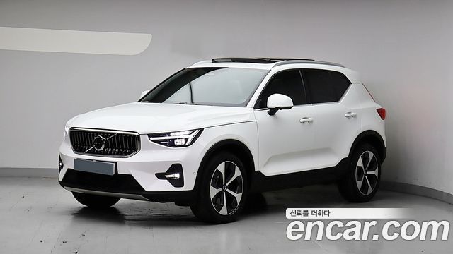 Volvo XC40 B4 Ultra Bright — пробег 8 962 км — фото 1 из 5