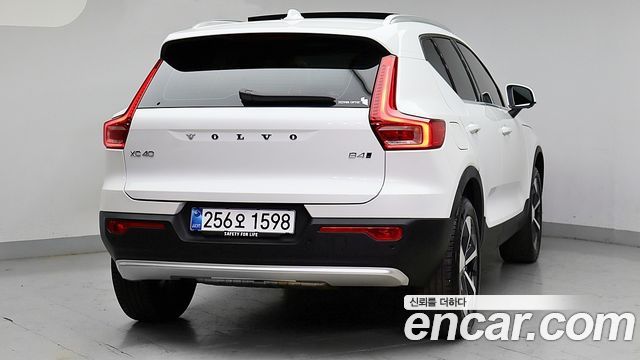 Volvo XC40 B4 Ultra Bright — пробег 8 962 км — фото 4 из 5