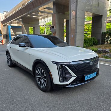 Cadillac Lyriq Sport — пробег 48 000 км — фото 2 из 5