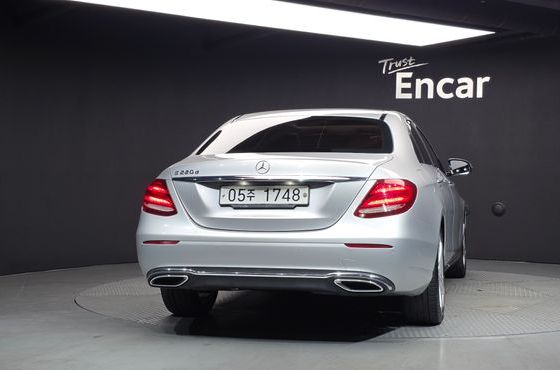 Mercedes-Benz E-Class E220d Avantgarde — пробег 142 991 км — фото 4 из 5
