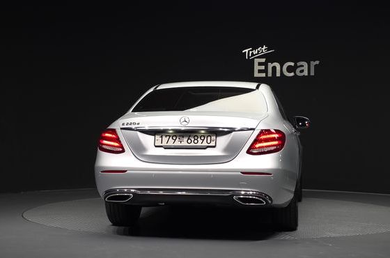 Mercedes-Benz E-Class E220d Avantgarde — пробег 16 380 км — фото 4 из 5