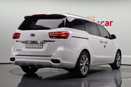 Kia Carnival 9-Seater Prstige — пробег 71 441 км — фото 2 из 5