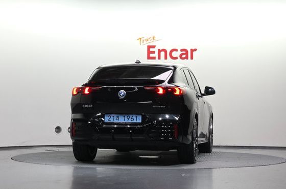 BMW iX2 eDrive 20 M Sport — пробег 22 139 км — фото 4 из 5