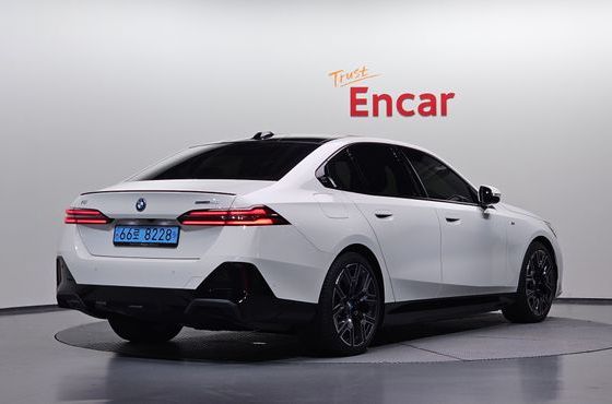 BMW i5 eDrive 40 M Sport Pro — пробег 37 645 км — фото 2 из 5