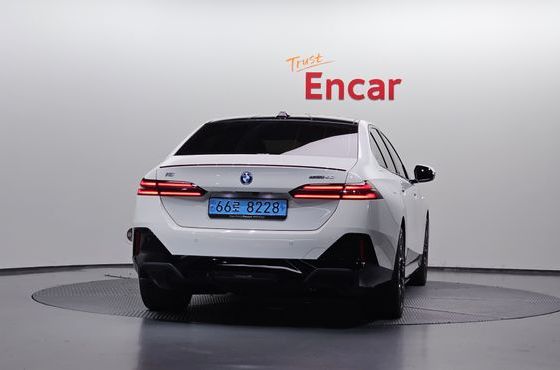 BMW i5 eDrive 40 M Sport Pro — пробег 37 645 км — фото 4 из 5