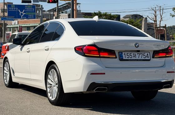 BMW 5-Series 520i Luxury — пробег 56 845 км — фото 2 из 5