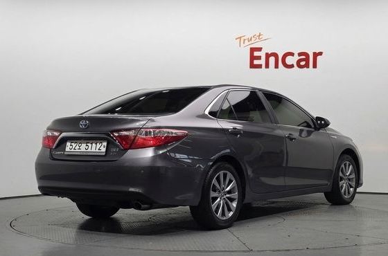 Toyota Camry Hybrid LE — пробег 70 739 км — фото 2 из 5
