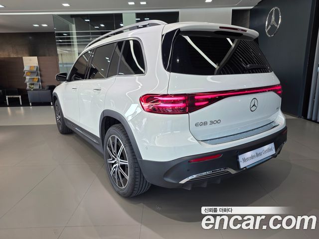 Mercedes-Benz EQB EQB300 4MATIC AMG Line — пробег 6 120 км — фото 2 из 5
