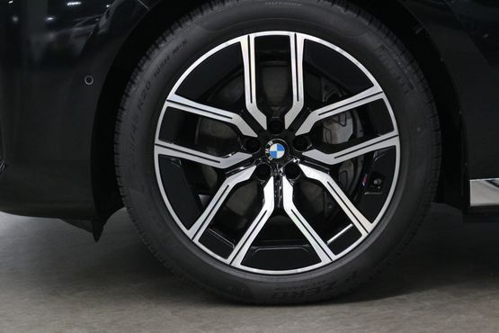BMW i7 eDrive 50 M Sport — пробег 32 021 км — фото 5 из 5