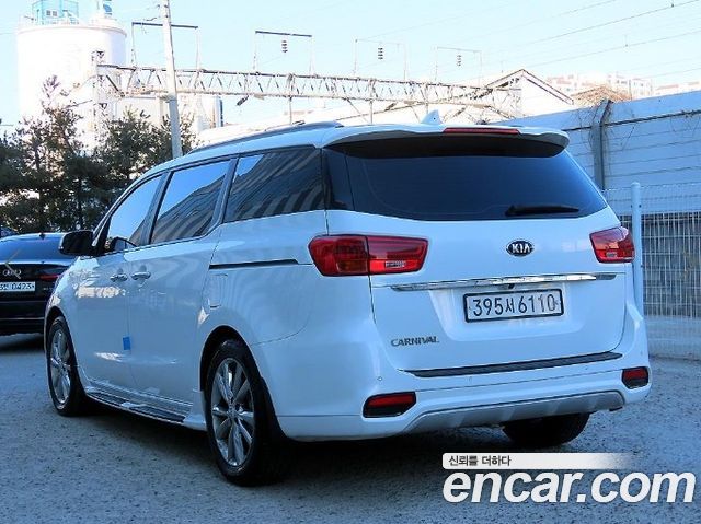Kia Carnival 9-Seater Luxury — пробег 214 223 км — фото 3 из 5