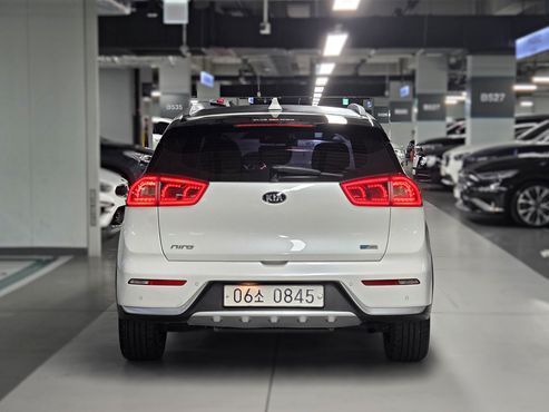 Kia Niro Prestige — пробег 171 737 км — фото 4 из 5