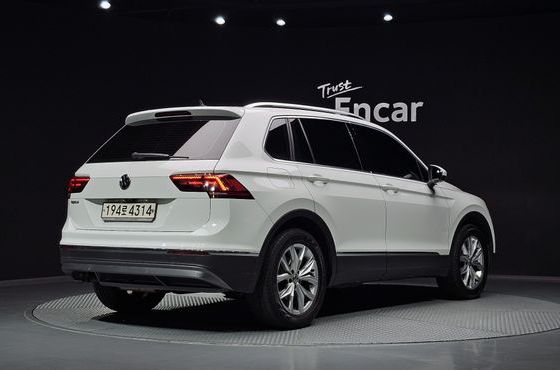 Volkswagen Tiguan 2.0 TDI Premium — пробег 105 973 км — фото 2 из 5
