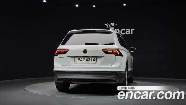 Volkswagen Tiguan 2.0 TDI Premium — пробег 105 973 км — фото 4 из 5