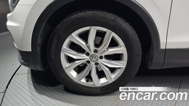 Volkswagen Tiguan 2.0 TDI Premium — пробег 105 973 км — фото 5 из 5