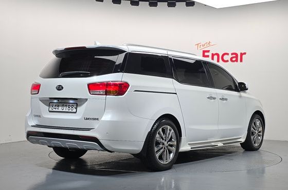 Kia Carnival 7-seater Limousine VIP — пробег 56 636 км — фото 2 из 5
