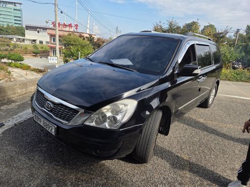 Kia Carnival New Carnival Limousine GLX High-Deluxe — пробег 250 000 км — фото 1 из 5