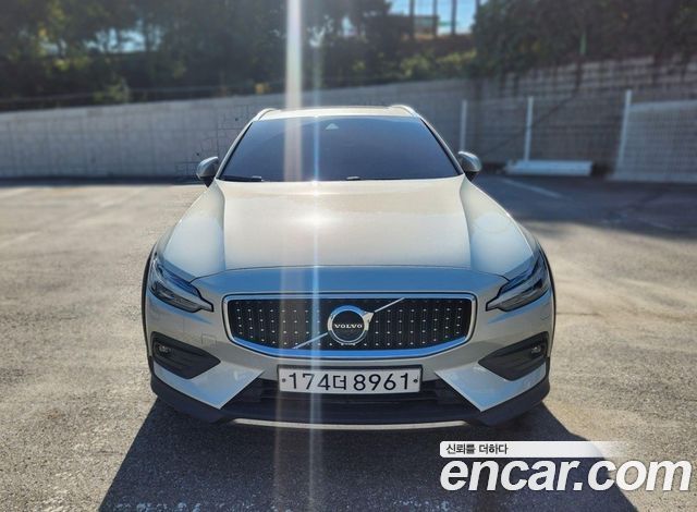 Volvo V60 T5 Pro AWD — пробег 70 168 км — фото 3 из 5