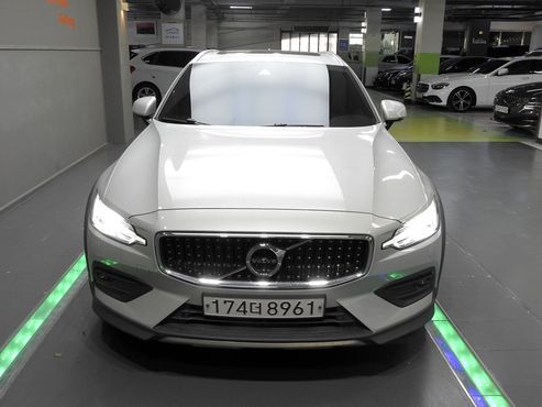 Volvo V60 T5 Pro AWD — пробег 70 168 км — фото 3 из 5