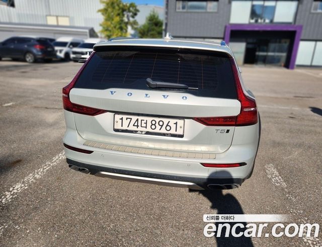 Volvo V60 T5 Pro AWD — пробег 70 168 км — фото 4 из 5
