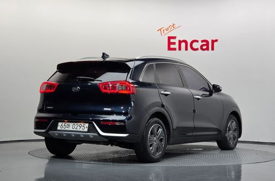 Kia Niro Prestige — пробег 97 527 км — фото 2 из 5