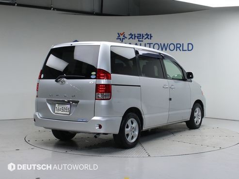 Toyota Noah 2.0 — пробег 187 746 км — фото 2 из 5