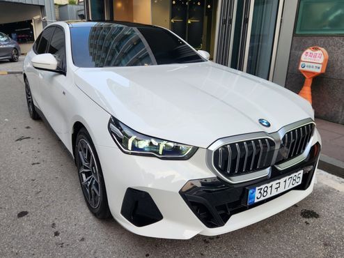 BMW 5-Series 520i M Sport — пробег 1 020 км — фото 2 из 5