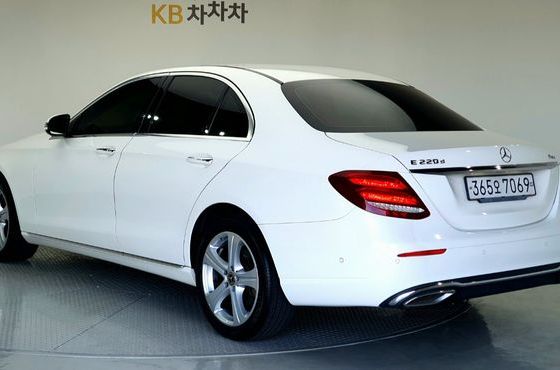 Mercedes-Benz E-Class E220d Avantgarde — пробег 90 443 км — фото 5 из 5