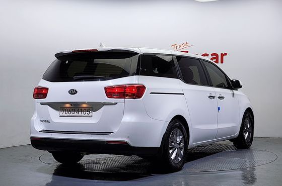 Kia Carnival 11-Seater Deluxe — пробег 121 793 км — фото 2 из 5