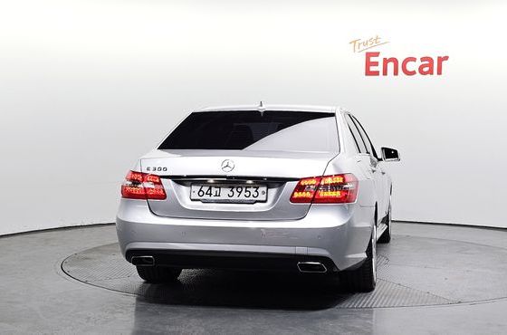 Mercedes-Benz E-Class E300 Avantgarde Sports Package — пробег 178 429 км — фото 4 из 5