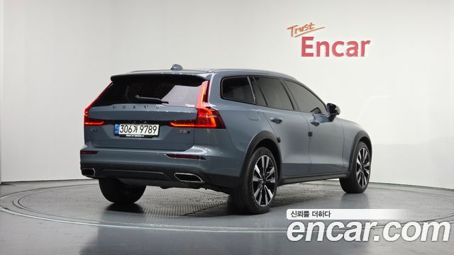 Volvo V60 B5 Pro AWD — пробег 66 924 км — фото 2 из 5