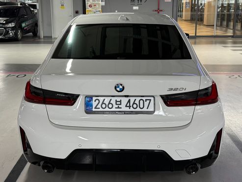 BMW 3-Series 320i M Sport — пробег 752 км — фото 2 из 5