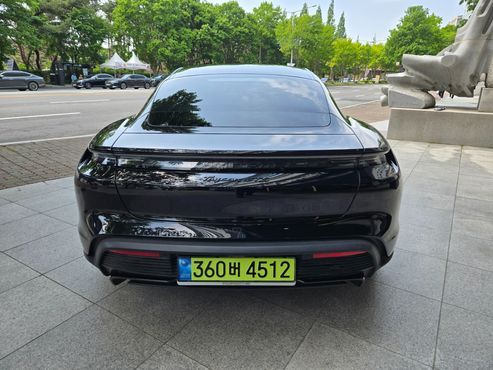 Porsche Taycan GTS — пробег 4 700 км — фото 4 из 5