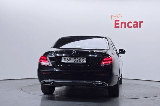 Mercedes-Benz E-Class E220d 4MATIC Avantgarde — пробег 69 858 км — фото 4 из 5