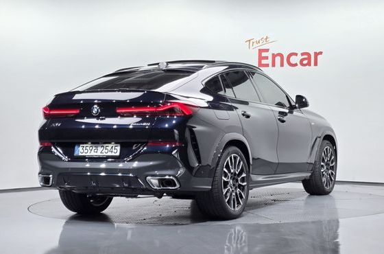 BMW X6 xDrive40i M Sport — пробег 15 км — фото 2 из 5
