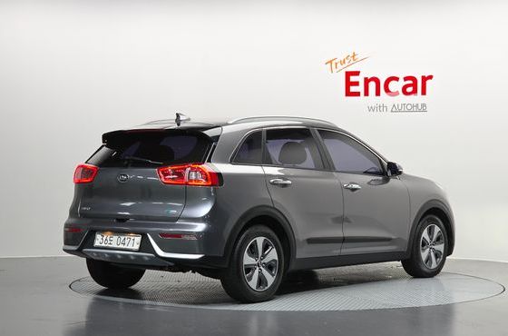 Kia Niro Prestige — пробег 60 538 км — фото 2 из 5