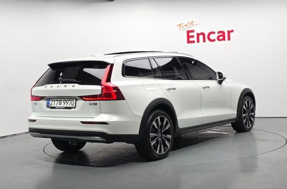 Volvo V60 B5 Ultimate AWD — пробег 23 884 км — фото 2 из 5