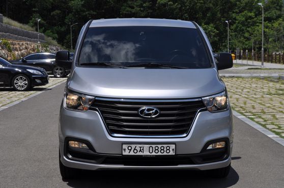 Hyundai Starex Van 5-Seater Modern — пробег 251 000 км — фото 1 из 5