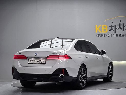 BMW 5-Series 530i xDrive M Sport — пробег 4 701 км — фото 2 из 5