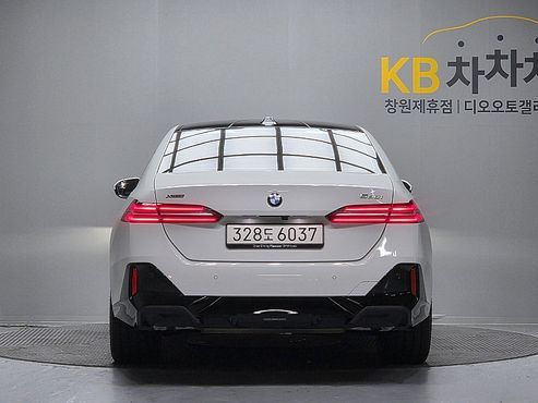 BMW 5-Series 530i xDrive M Sport — пробег 4 701 км — фото 4 из 5